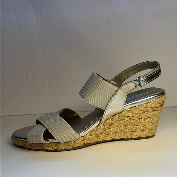 Bandolino Hearsay 2 Womens Slingback Wedge Heel Sandal Size 8.5M w/Beige Fabric - Picture 7 of 11